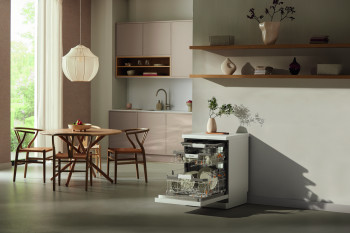 Miele G 7600 SC AutoDos White Freestanding Dishwasher image 3