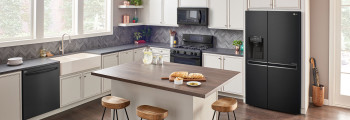 LG DoorCooling+™ GSL760MCKV American-Style Fridge Freezer image 3