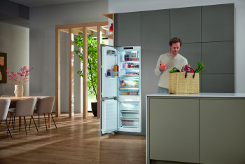 Miele KFN 7795 C Built In Fridge Freezer image 2