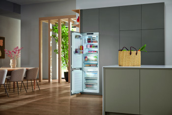 Miele KFN 7795 C Built In Fridge Freezer image 3