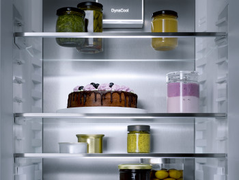 Miele KFN 7785 D Integrated Fridge Freezer image 2