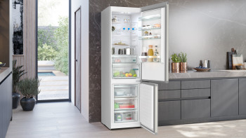 Siemens KG39NXIBF iQ300 Freestanding Fridge Freezer image 3