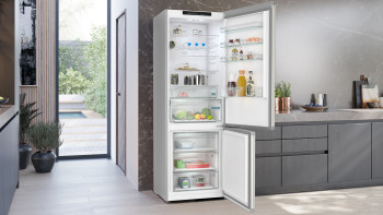 Siemens KG49N2IDF iQ300 Freestanding Fridge Freezer image 3