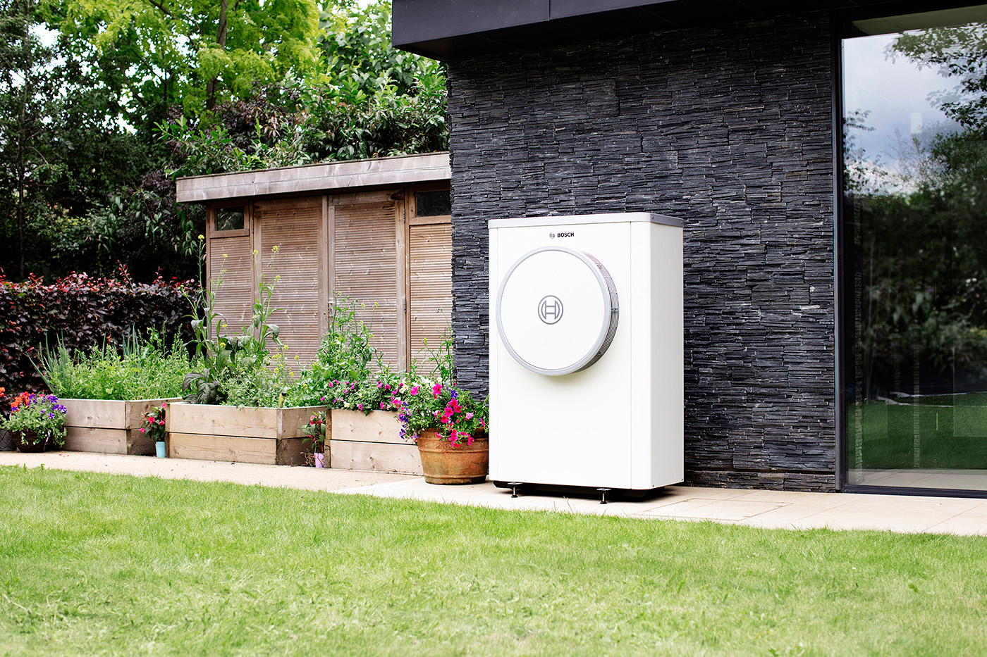 The Quiet Mark-certified 7400iAW is Worcester Bosch’s quietest outdoor heat pump unit, with ultra low-noise in operation enhanced by an additional diffuser